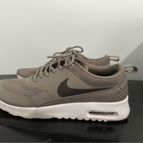 Nike Women’s 6.5 sneaker - Picture 3 of 4